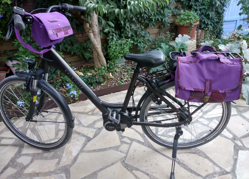 Un vélo bien équipé avec ses trois sacoches - Aiguilles et Myrtilles