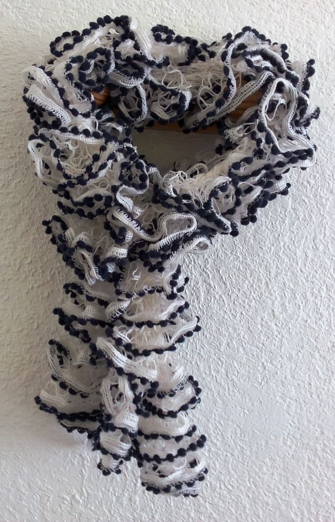 Echarpe laine Gründl, Papillon noir et blanc, pour écharpes froufrous sympas et vite faites